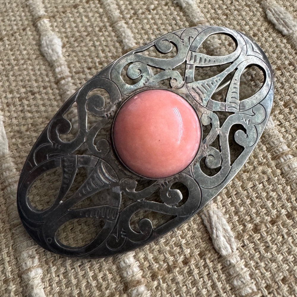 Beautiful preowned vintage large brooch